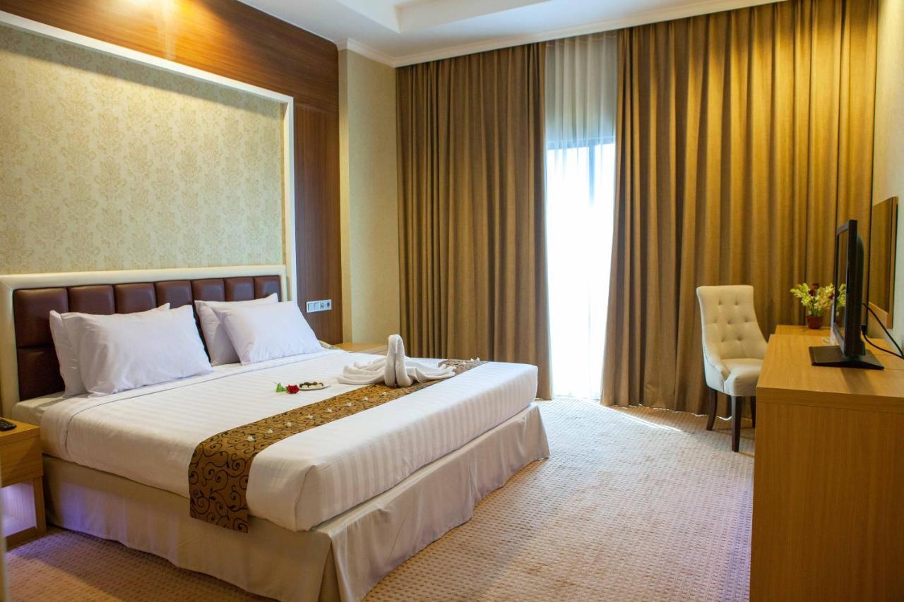 Surabaya Suites Hotel Powered By Archipelago Dış mekan fotoğraf