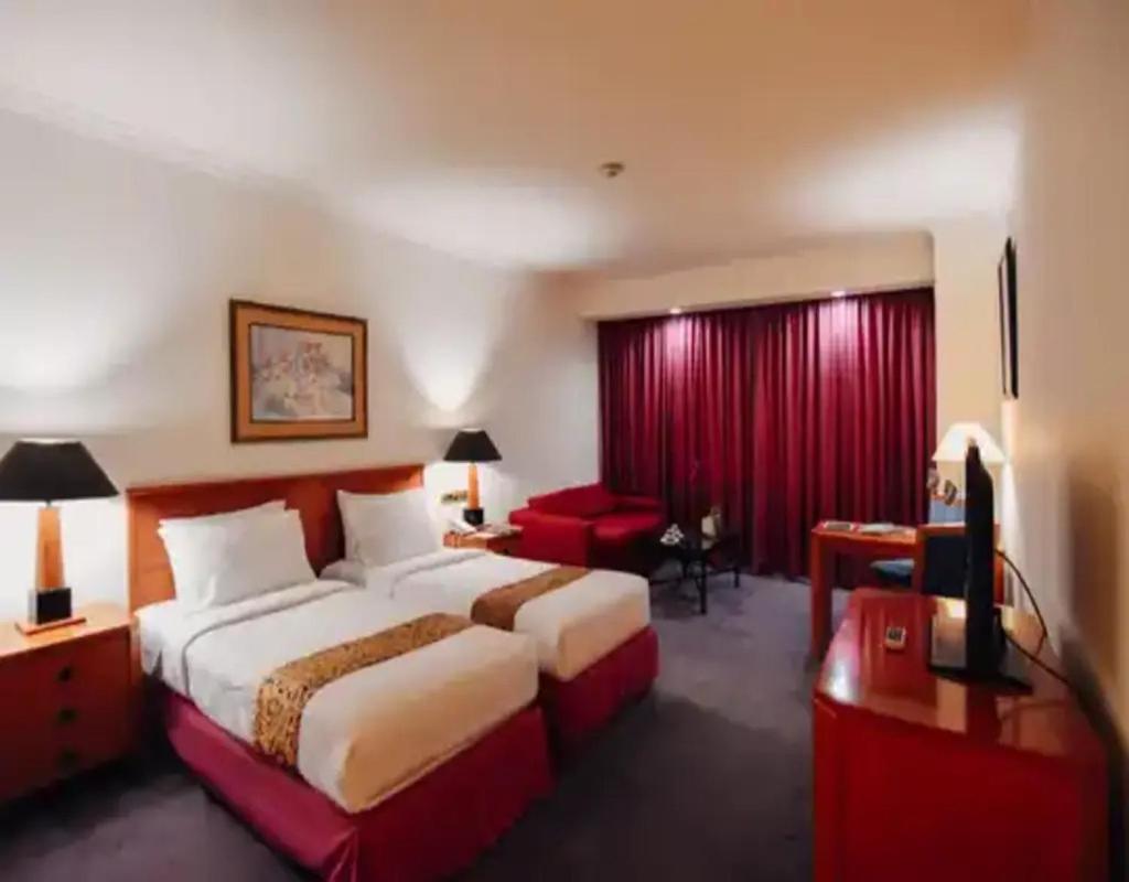 Surabaya Suites Hotel Powered By Archipelago Dış mekan fotoğraf